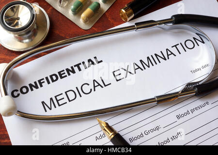 Concept de confidentialité médicale. Formulaire d'examen médical sur une table. Banque D'Images