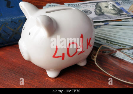 White piggy bank avec panneau rouge 401k. Banque D'Images