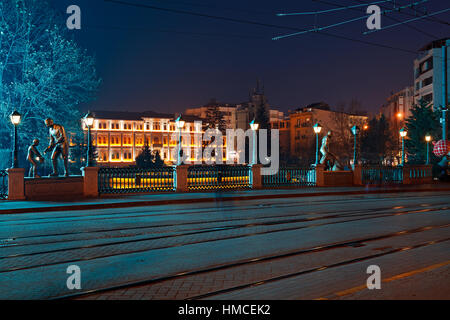 Centre-ville d'Eskisehir et rivière Porsuk la nuit. Banque D'Images