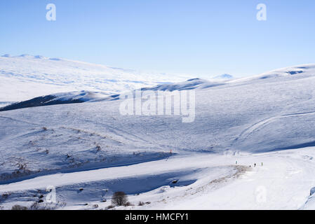 Tsaghkadzor resort pente en montagne avec les skieurs en hiver Banque D'Images