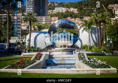 Sculpture Miroir du ciel au-dessus de la fontaine, Place du Casino, Monte Carlo, Monaco. Banque D'Images