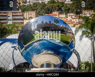 Sculpture Miroir du ciel au-dessus de la fontaine, Place du Casino, Monte Carlo, Monaco. Banque D'Images