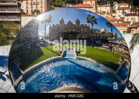 Sculpture Miroir du ciel au-dessus de la fontaine, Place du Casino, Monte Carlo, Monaco. Banque D'Images