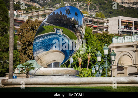 Sculpture Miroir du ciel au-dessus de la fontaine, Place du Casino, Monte Carlo, Monaco. Banque D'Images