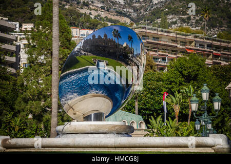 Sculpture Miroir du ciel au-dessus de la fontaine, Place du Casino, Monte Carlo, Monaco. Banque D'Images