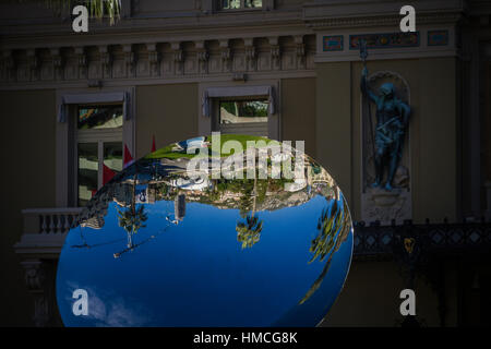 Sculpture Miroir du ciel au-dessus de la fontaine, Place du Casino, Monte Carlo, Monaco. Banque D'Images