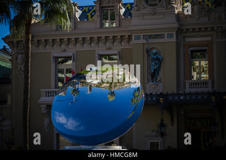 Sculpture Miroir du ciel au-dessus de la fontaine, Place du Casino, Monte Carlo, Monaco. Banque D'Images