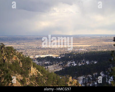 Une vue de la ville de Boulder au Colorado les espaces ouverts et les parcs des montagnes, des le début des grandes plaines et l'Denver-Boulder Turnpike. Banque D'Images