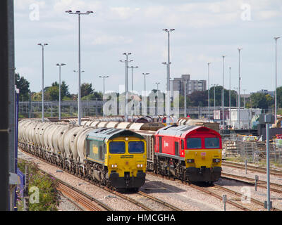 Un Freightliner 66 classe locomotive et un classe 59 DB Schenker côte à côte dans la locomotive de triage Acton, à l'ouest de Londres le 17 août 2015. Banque D'Images