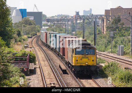 Une classe 57 travailler une locomotive approches Freigthliner & Barnsbury Caledonian Road sur la North London Line. 12 juillet 2006. Banque D'Images