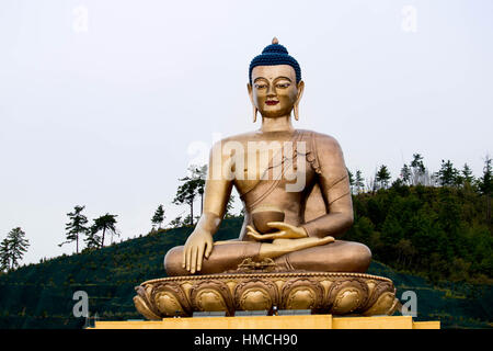 Le Bhoutan d'or géant bhudda statue monument avec un diamant Banque D'Images