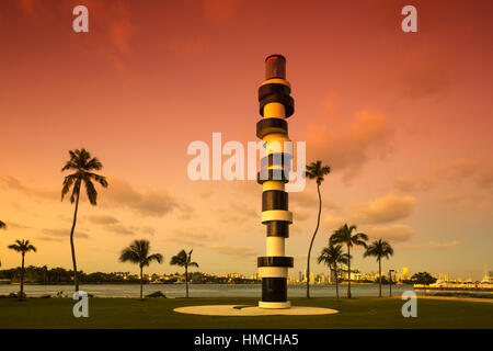 La sculpture PHARE OBSTINÉ (©Tobias Rehberger 2011) SOUTH POINTE PARK MIAMI BEACH FLORIDE USA Banque D'Images