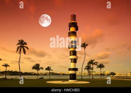 La sculpture PHARE OBSTINÉ (©Tobias Rehberger 2011) SOUTH POINTE PARK MIAMI BEACH FLORIDE USA Banque D'Images