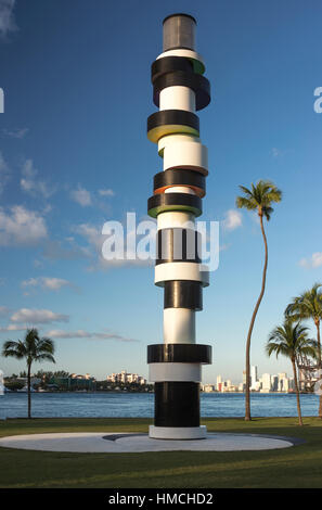 La sculpture PHARE OBSTINÉ (©Tobias Rehberger 2011) SOUTH POINTE PARK MIAMI BEACH FLORIDE USA Banque D'Images