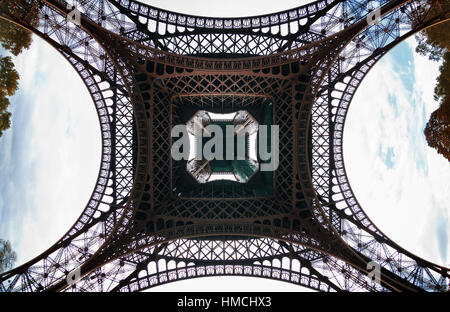 Sous la Tour Eiffel Banque D'Images