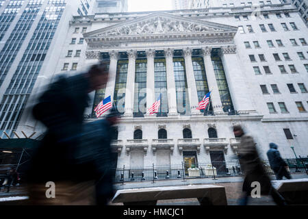 Les travailleurs du centre-ville et les touristes intrépides braver le froid et la neige en face de la Bourse de New York le mardi 31 janvier, 2017. La neige se détendre par la fin de l'après-midi ne laissant qu'environ un pouce dans la ville. (© Richard B. Levine) Banque D'Images