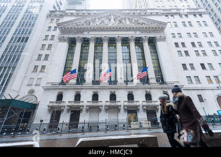 La façade de la Bourse de New York dans la neige le mardi 31 janvier, 2017. La neige se détendre par la fin de l'après-midi ne laissant qu'environ un pouce dans la ville. (© Richard B. Levine) Banque D'Images