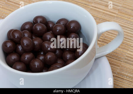 Les grains de café espresso recouvert de chocolat dans une tasse Banque D'Images