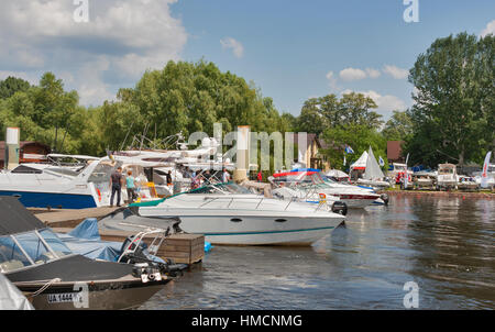 KIEV, UKRAINE - le 06 juin 2013 : Les Visiteurs visiter motor bateaux amarrés sur l'affichage de l'IBYS International Boat and Yacht Show de ? ? ?Chervona Kalyna ? ? ? Location-c Banque D'Images