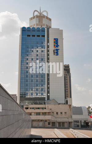 KIEV, UKRAINE - 07 Août : Les travailleurs travaillent sur le toit de l'hôtel Park Inn by Radisson sur Trinity Square, 07 août 2013 à Kiev, Ukraine. L'Ho Banque D'Images