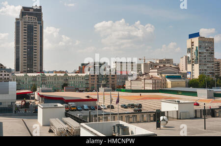 KIEV, UKRAINE - 07 août : Cityscape avec personnes à pied et de voitures garées sur la place de la Trinité, 07 août 2013 à Kiev, Ukraine. La place de la trinité est loca Banque D'Images