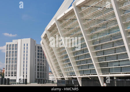 KIEV, UKRAINE - 07 Août : Les gens marchent le long du complexe sportif national olympique moderne sur l'architecture de sous les gradins, 07 août 2013 en K Banque D'Images