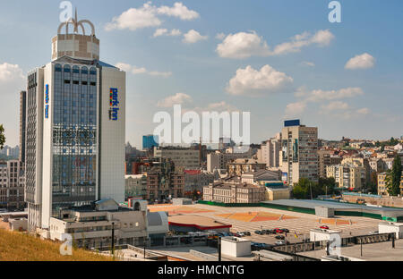 KIEV, UKRAINE - 07 août : Cityscape avec personnes à pied et de voitures garées sur la place de la Trinité, 07 août 2013 à Kiev, Ukraine. La place de la trinité est loca Banque D'Images