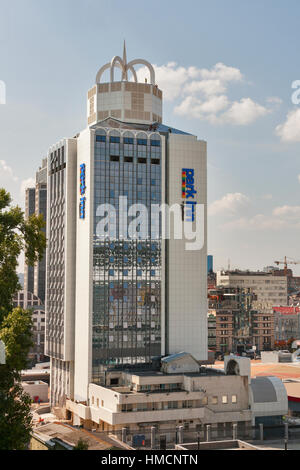 KIEV, UKRAINE - 07 Août : Les travailleurs travaillent sur le toit de l'hôtel Park Inn by Radisson sur Trinity Square, 07 août 2013 à Kiev, Ukraine. L'Ho Banque D'Images