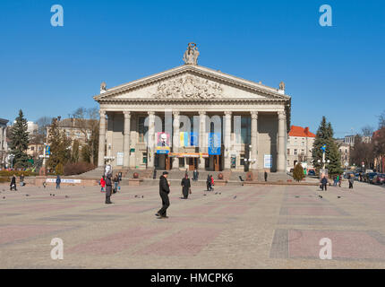 TERNOPIL, UKRAINE - le 12 mars 2014 : les piétons à pied en face de la ville de Ternopil Ukraine universitaire Théâtre Théâtre nommé d'après Taras Shevchenko.Ternopil Banque D'Images