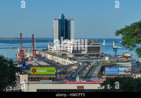 ODESSA, Ukraine - 15 juillet 2014 : les gens marchent le long de la gare de pont passagers maritimes et l'Hôtel Odessa. C'est un hôtel 4 étoiles construit en 2001 et formerl Banque D'Images