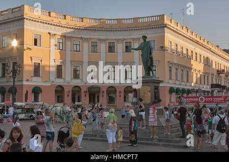 ODESSA, Ukraine - 15 juillet 2014 : les gens à pied et faire des photos au-dessus de l'Escalier de Potemkine devant le monument au duc de Richelieu, Premier Ministre Banque D'Images