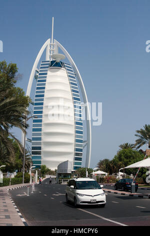 Hôtel Burj al Arab à Dubaï vue à partir de la réception de bienvenue et pont. Le Burj Al Arab (la tour des Arabes) est un hôtel de luxe situé à Dubaï, l'ONU Banque D'Images