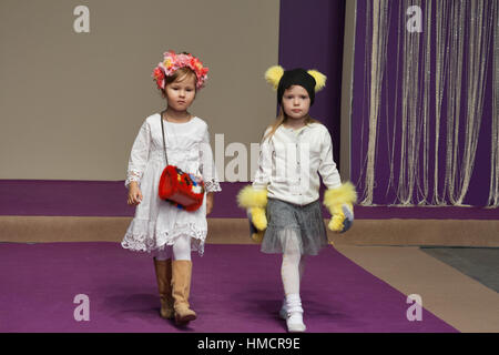 KIEV, UKRAINE - le 28 août 2014 : Association of Children's Fashion petite fille promenades modèles la piste à Kiev 2014 Fashion show à KyivExpoPlaza exhi Banque D'Images