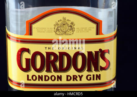 Kiev, Ukraine - 05 juin 2011 : Gordon's London Dry Gin l'étiquette du flacon sur fond noir. Banque D'Images