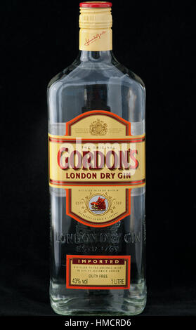 KIEV, UKRAINE - 05 juin 2011 : Special London Dry Gin bouteille sur fond noir. Gordon's gin a été développé à Londres 1769 par un Écossais Alexander G Banque D'Images