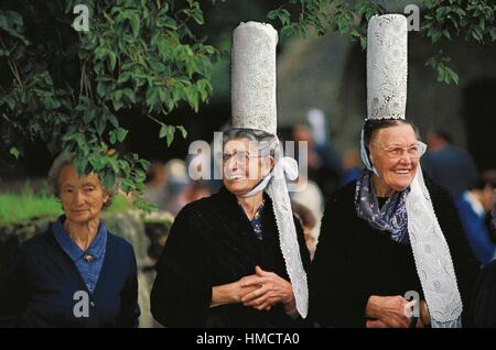 Femme portant une coiffe Bigoudene dentelle traditionnelle, fête de réhabilitation à la Chapelle Notre-Dame de Treminou, Bretagne, France. Banque D'Images