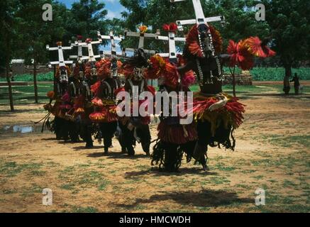 Danseurs portant des masques Kanaga Dogon effectuant la Dama ou la danse funéraire masqués, Bandiagara, Mali. Banque D'Images