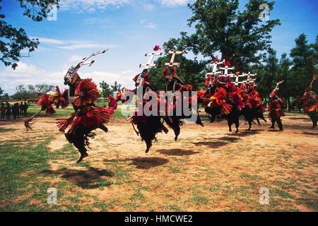 Danseurs portant des masques Kanaga Dogon effectuant la Dama ou la danse funéraire masqués, Bandiagara, Mali. Banque D'Images