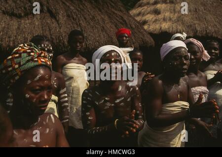 Yacouba femmes effectuant une danse dans le village de Silacoro sur les pentes du mont Zala, région de Man, Côte d'Ivoire. Banque D'Images