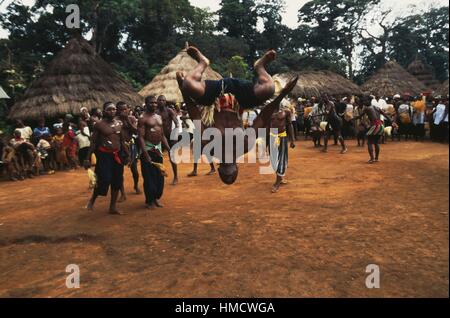 Un homme Yacouba effectuant une danse dans le village de Silacoro sur les pentes du mont Zala, région de Man, Côte d'Ivoire. Banque D'Images