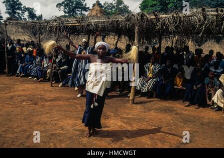 Un Yacouba femme effectuant une danse dans le village de Silacoro, sur les pentes du mont Zala, région de Man, Côte d'Ivoire. Banque D'Images