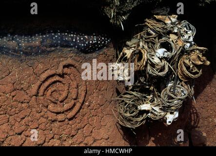 Reliefs de symboles magiques sur une maison sacrée dans le village de Niofouin sénoufo, Côte d'Ivoire. Banque D'Images