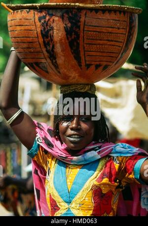 Une femme Kapsiki portant un panier sur sa tête au marché le dimanche, Mora, au Cameroun. Banque D'Images