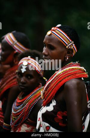 Les jeunes femmes Samburu portant des ornements typiques de la réserve nationale de Samburu, au Kenya. Banque D'Images