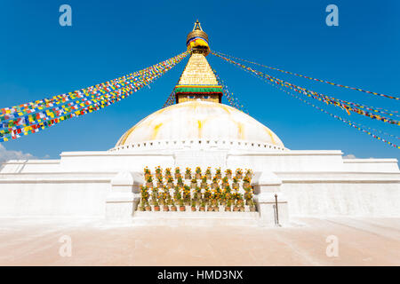 Les yeux sur blanc deuxième niveau de Stupa Boudhanath à Katmandou, au Népal, le 23 octobre 2013. L'horizontale Banque D'Images