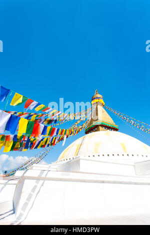 Les drapeaux de prières sur blanc deuxième niveau de Stupa Boudhanath à Katmandou, au Népal, le 23 octobre 2013. La verticale Banque D'Images