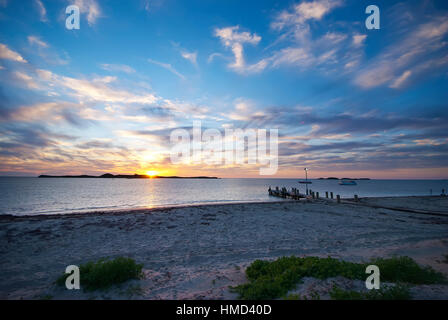 Coucher de soleil sur l'Île Penguin jusqu'à partir de la Mersey Point Jetty, îles de Shoalwater Marine Park, Rockingham Australie Occidentale Banque D'Images