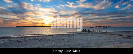 Coucher de soleil sur l'Île Penguin jusqu'à partir de la Mersey Point Jetty, îles de Shoalwater Marine Park, Rockingham Australie Occidentale Banque D'Images