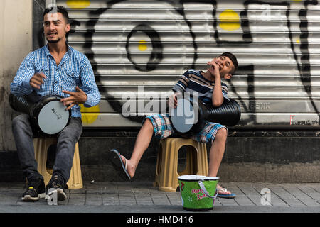 Istanbul, Turquie - le 18 juin 2016 : les jeunes musiciens de rue jouer avec leurs instruments dans l'avenue Istiklal, à Istanbul. Connu sous le nom de Independe Banque D'Images