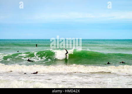 Adelaide, Australie - le 14 août 2016 : Surfer la vague à glissement Middleton Beach sur un jour. Middleton beach est l'un des lieux les plus célèbres de surfi Banque D'Images